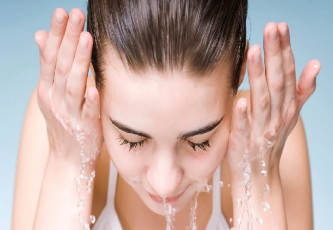 Natural Cleanser: चेहरे पर नेचुरली ग्लो के लिए लगाएं घर में मौजूद ये चीजें, स्किन की करता है गहराई से सफाई