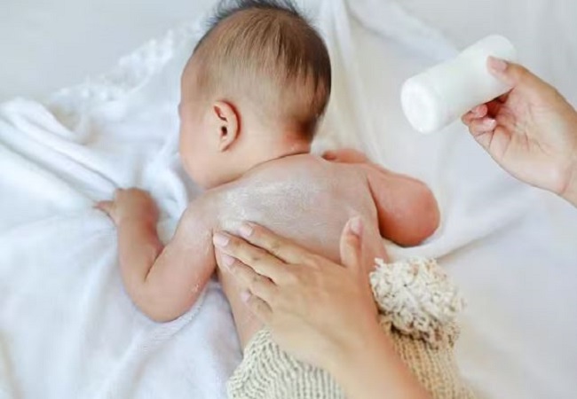 New Born Baby Care: न्यू बॉर्न बेबी के लिए पाउडर खरीदते और लगाते समय रखें इन बातों का ख्याल