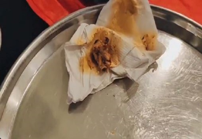 Video: PCS ऑफिसर ने ऑर्डर किया कढ़ाई पनीर, ग्रेवी में निकली चिकन की हड्डी
