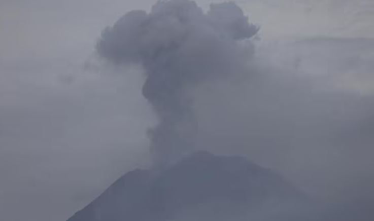 Philippine Volcanoes : इंडोनेशिया के माउंट इबू में ज्वालामुखी विस्फोट , आसमान में काले बादल छाए