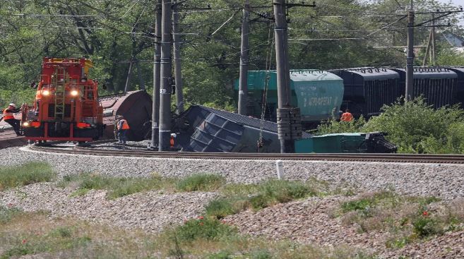 Russia Passenger Train Off Track : रूस में पटरी से उतरे ट्रेन के 9 डिब्बे , 70 से अधिक लोग हुए घायल