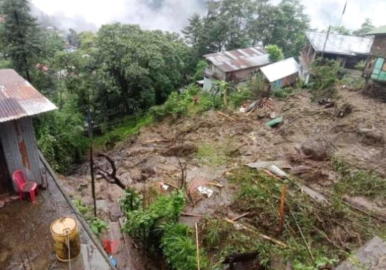 Sikkim landslide : सिक्किम में कुदरत ने बरपाया कहर , बारिश-भूस्खलन से 1,200 पर्यटक फंसे