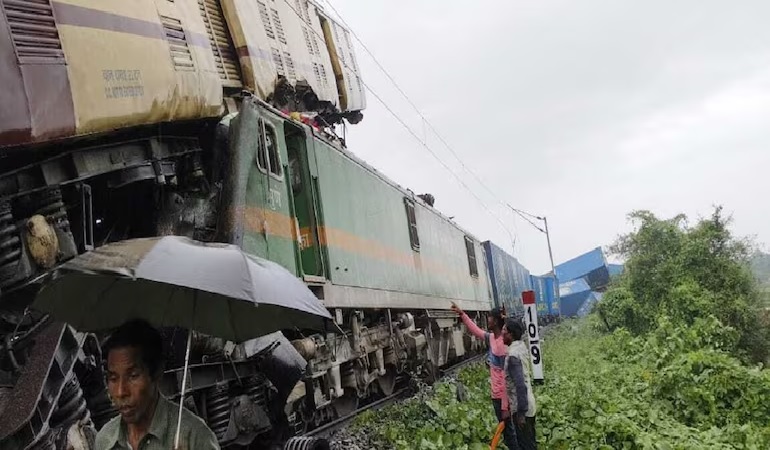 Train Accident : कचनजंगा एक्सप्रेस हादसे के बाद इन ट्रेनों के रूट हुए डायवर्ट
