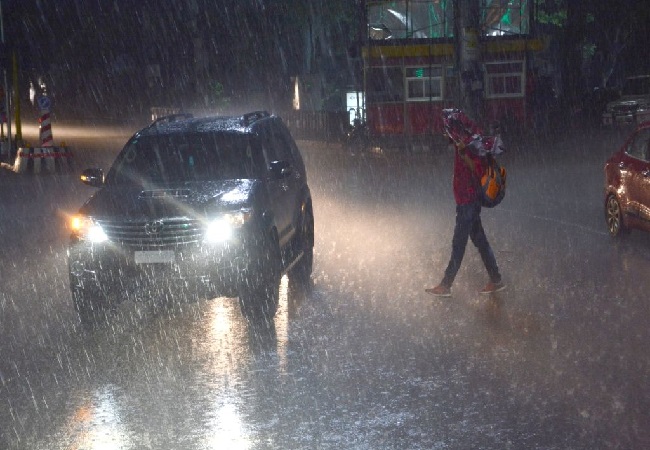 UP Pre-Monsoon Rain: यूपी में देर रात मौसम ने ली करवट, आज 24 जिलों में बारिश की चेतावनी