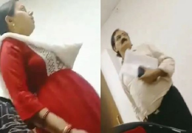 Viral Video: बिजली विभाग में संविदा पर काम कर रहे कर्मचारी की पत्नी ने एक्सईएन ऑफिस में किया हंगामा, पति से घर का टॉयलेट साफ कराने का आरोप