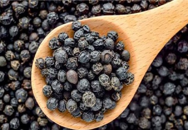 Amazing Benefits of Black Pepper: खांसी जुकाम से राहत दिलाने के अलावा काली मिर्च का सेवन करने के होते हैं कई गजब के फायदे