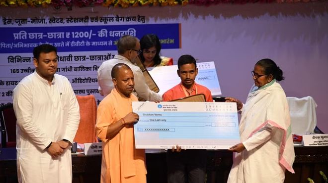 UP News: मेधावियों को एक लाख रुपये, टैबलेट और मेडल देकर सीएम योगी ने किया सम्मानित