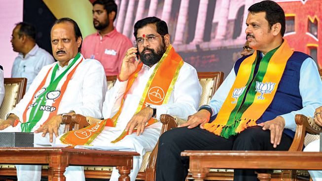 Maharashtra Politics: महाराष्ट्र की राजनीति में बढ़ रही सियासी सरगर्मी, सीएम शिंदे ने की डिप्टी सीएम के साथ बैठक