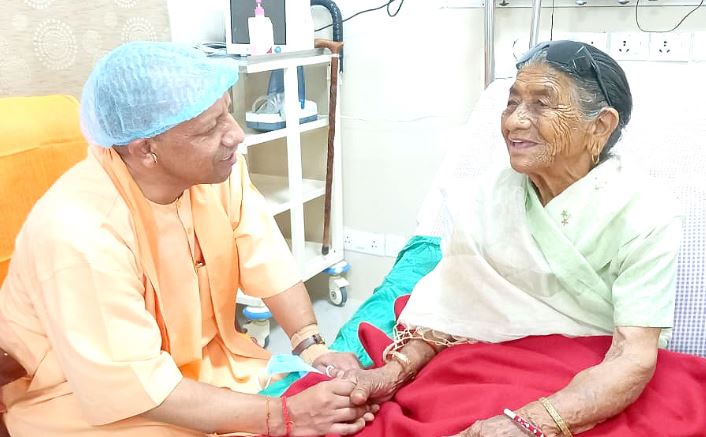 Uttarakhand: ऋषिकेश एम्स में भर्ती मां से मिले सीएम योगी, जाना हालचाल
