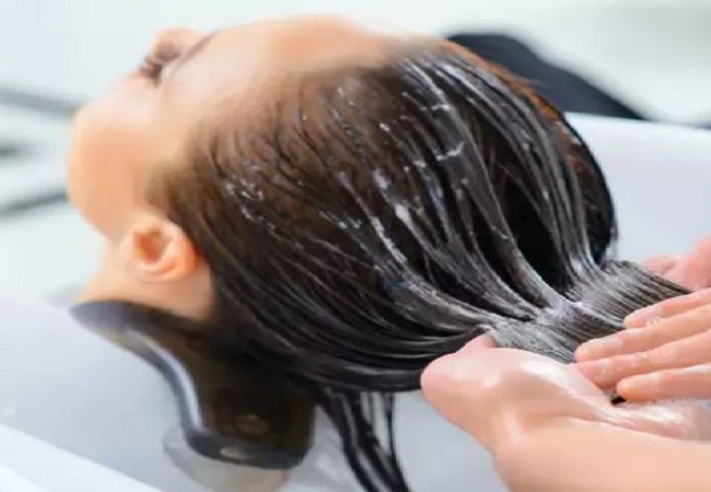 Hair Spa at home: बिना पार्लर और सलून में खर्चा किए घर बैठे करें हेयर स्पा, होंगे सॉफ्ट और शाइनी बाल