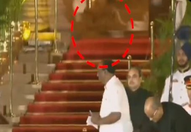 Viral Video: राष्ट्रपति भवन में शपथ ले रहे थे मंत्री, मंच के पीछे टहल रहा था तेंदुआ!