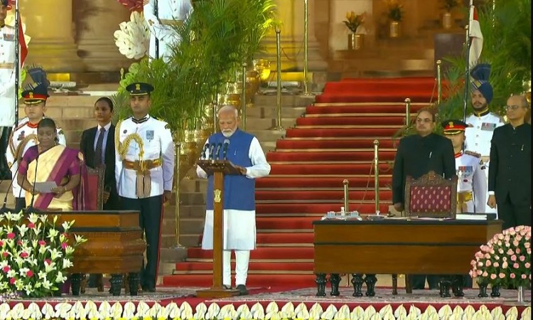 Modi Oath ceremony: नरेंद्र मोदी ने तीसरी बार ली प्रधानमंत्री पद की शपथ, राजनाथ-अमित शाह समेत ये बने कैबिनेट मंत्री