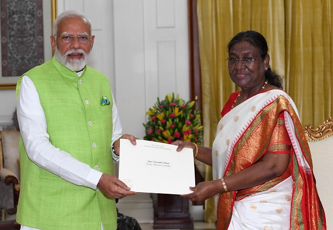 पीएम नरेंद्र मोदी ने राष्ट्रपति द्रौपदी मुर्मू को सौंपा इस्तीफा, नई सरकार के गठन का रास्ता साफ