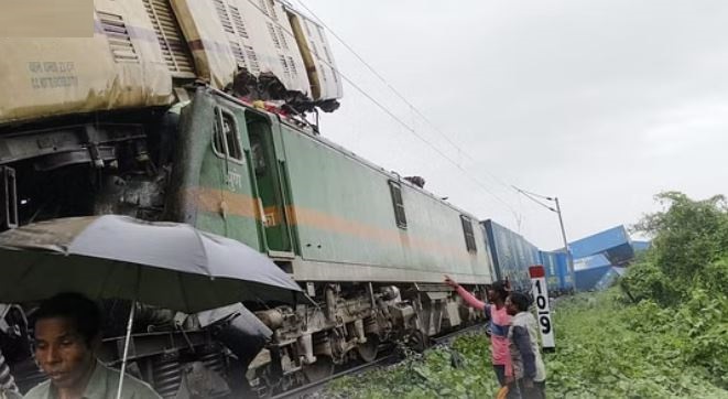 Train Accident: दर्दनाक रेल हादसे की सामने आईं तस्वीरें, देखकर उड़ जाएंगे होश