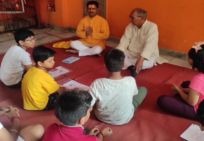 गर्मी की छुट्टियों में बच्चे सीख रहे हैं संस्‍कार, RSS संचालित कर रहा है निःशुल्क संस्कार पाठशाला