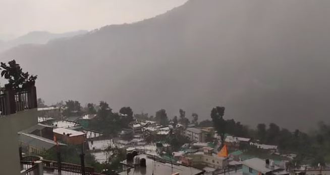 Uttarakhand Weather: भीषण गर्मी के बीच लोगों को मिली बड़ी राहत, पहाड़ी इलाके में हुई मूसलाधार बारिश