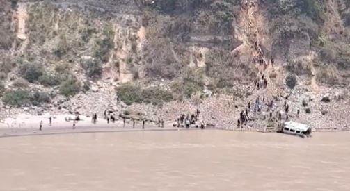 Uttarakhand News: यात्रियों को लेकर जा रहा टैंपो ट्रैवलर नदी में गिरा, 8 लोगों के मौत की सूचना