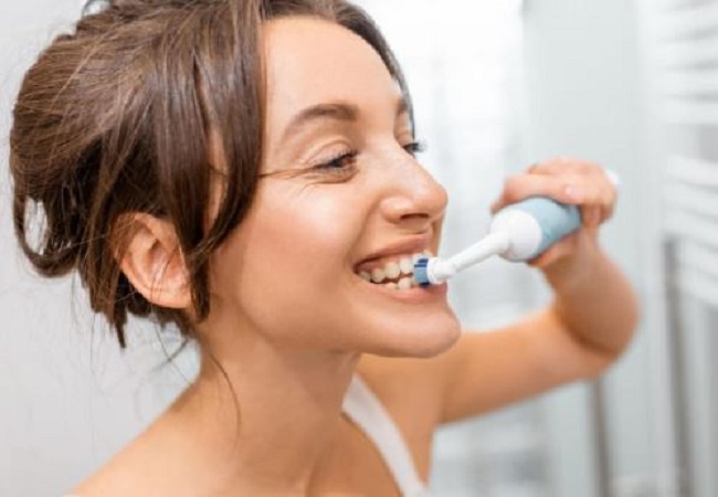 Oral health: ओरल हेल्थ अच्छी रहे इसके लिए कितने समय के बाद चेंज कर देना चाहिए टूथब्रश