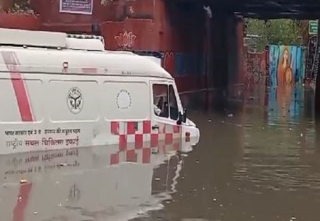 Viral video: मथुरा में बारिश के बाद पानी में आधी डूब गई एंबुलेंस, JCB से खींच कर निकाला गया बाहर