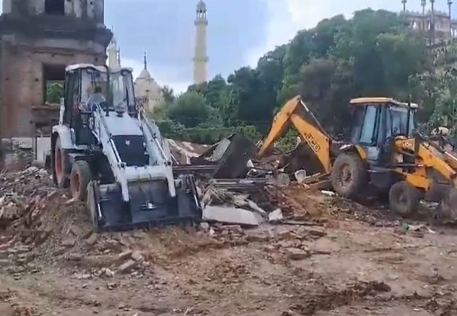 Bulldozer runs on Phoolmandi in Chowk area of ​​Lucknow