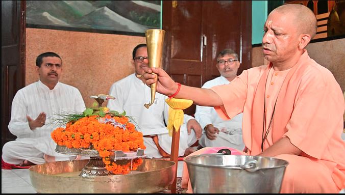 Guru Purnima : गोरखनाथ मंदिर में गोरक्षपीठाधीश्वर व CM योगी आदित्यनाथ ने किया रूद्राभिषेक, लोकमंगल की कामना