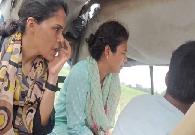 Commissioner Dr. Roshan Jacob, DM Durga Shakti Nagpal and SP GP Saha arrived on a tractor to review the flood