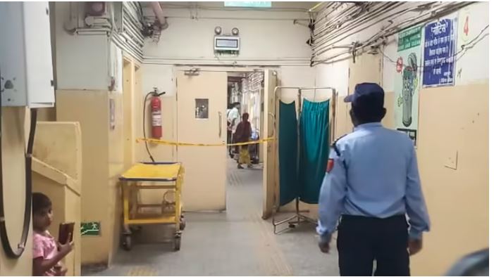 Delhi Hospital Firing : दिल्ली के GTB अस्पताल में बदमाश ने मरीज को गोलियों से भूनकर मौत के घाट उतारा