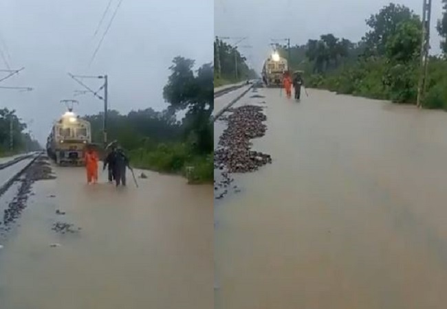 Viral Video: मध्यप्रदेश में बारिश के चलते रेलवे ट्रैक पर भरा पानी, कर्मचारियों ने दिखाया रास्ता