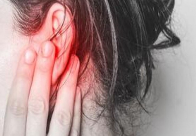 Ear infection: बारिश के मौसम में कान में हो रही खुजली या दर्द कहीं इंफेक्शन के लक्षण तो नहीं, भूलकर भी खुद न करें सफाई