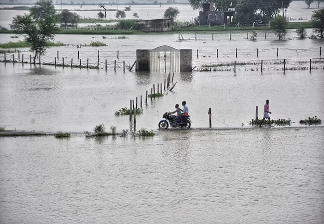 लखनऊ में गोमती नदी उफनाई, प्रशासन की बेरूखी ने बढ़ाया किसानों का दर्द