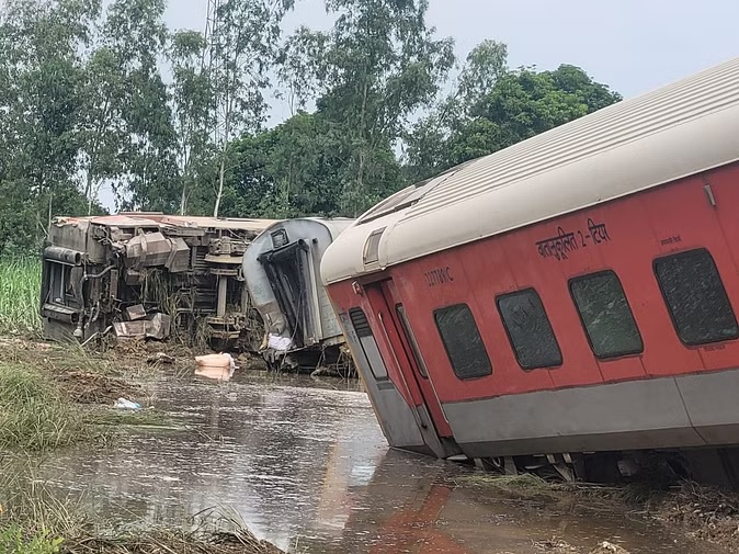 Gonda Train Accident : गोंडा में चंडीगढ़-डिब्रूगढ़ एक्सप्रेस दुर्घटना की शुरुआती जांच रिपोर्ट आई सामने, हादसे की पता चल गई वजह