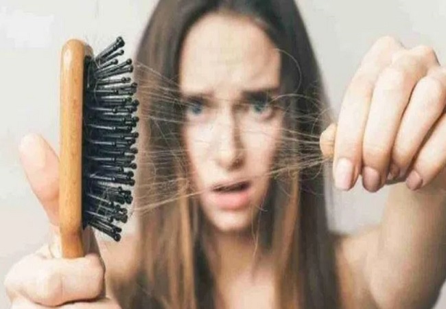 Hair care in rainy season: बारिश के मौसम में अधिक झड़ रहे है बाल, तो ट्राई करें ये घरेलू नुस्खे