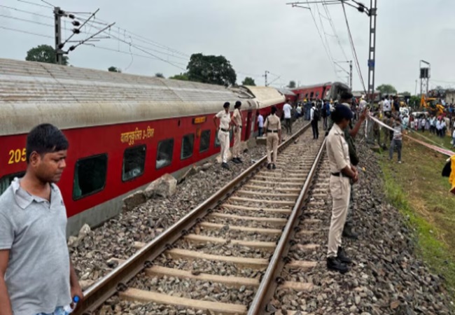 Howrah Mumbai Mail Train Accident : झारखंड रेल हादसे के बाद इन ट्रेनों को किया गया कैंसल, देखें पूरी लिस्ट