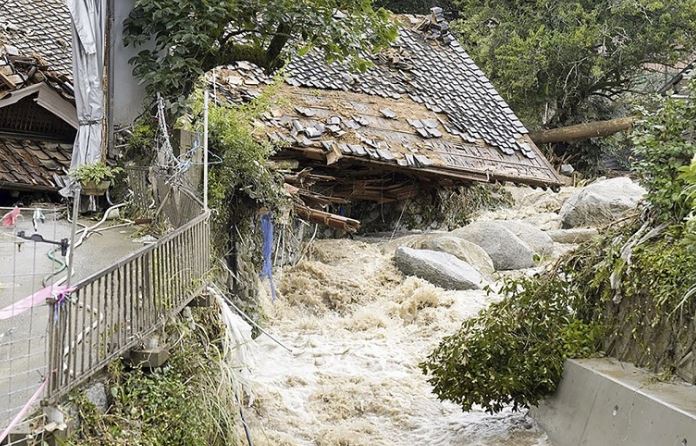 Japan heavy rains floods and landslides : जापान में बाढ़ और भूस्खलन , सैकड़ों लोग शरण लेने को मजबूर