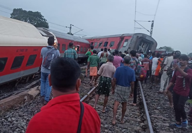 Jharkhand Train Accident: झारखंड के चक्रधरपुर में मुंबई-हावड़ा मेल के 18 डिब्बे पटरी से उतरे; दो यात्रियों की मौत, कई घायल