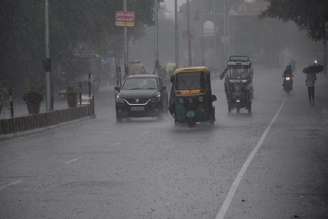 Video-लखनऊ में मूसलाधार बारिश से राजधानीवासियों को उमस से मिली राहत, बारिश ने पूरे शहर को भिगोया