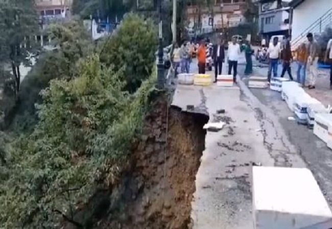 Landslide Mussoorie: मसूरी में भारी बारिश से लैंडस्लाइड, मलबा गिरने से दुर्गा मंदिर ढहा