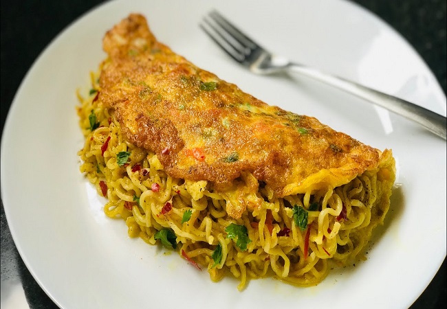 Make veg Maggi omelette