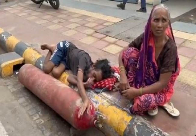 Mother pleading to save the life of her son who is yearning for oxygen on the road