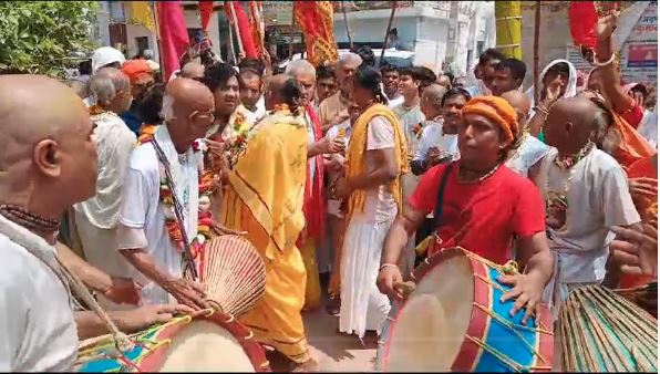 गोवर्धन में बड़े ही धूमधाम के साथ निकली मुड़िया शोभायात्रा, जगह-जगह हुआ स्वागत