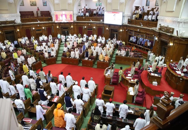 यूपी विधानसभा में नजूल भूमि विधेयक का भाजपा विधायक ने किया विरोध, कहा -मोदी जी आवास देकर लोगों को बसा रहे हैं आप उनके घर गिरा देंगे