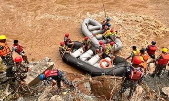 Nepal Landslide : नेपाल में बचावकर्मियों ने बरामद किए 11 शव , भूस्खलन की चपेट में आईं दो बसें नदी में बह गईं थी