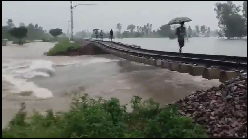 Video-पीलीभीत में बारिश के पानी में बही नई रेल लाइन की पुलिया, हवा में लटकी पटरी, ट्रेनों का संचालन ठप