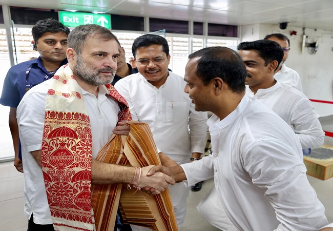 राहुल गांधी ने असम में बाढ़ पीड़ितों से की मुलाकात; मणिपुर का भी करेंगे दौरा