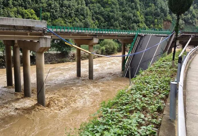 China Rain And Flood : चीन में बारिश और बाढ़ ने मचाई तबाही, 11 लोगों की मौत,बचाव अभियान जारी