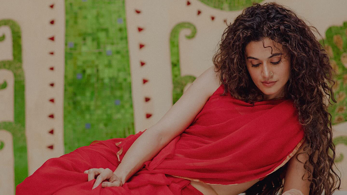 Taapsee Pannu red saree pic: हसीन दिलरुबा बन तापसी पन्नू ने फैन्स पर गिराई बिजली, लाल साड़ी में तस्वीरें वायरल