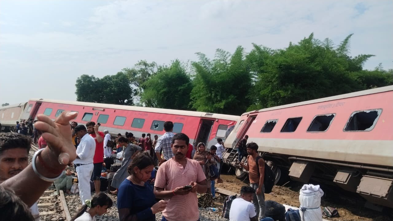 Gonda Train Accident : डिब्रूगढ़ एक्सप्रेस ट्रेन हादसे में पर‍िजनों को ढूंढ रहे हैं लोग, तो इन नंबरों पर करें संपर्क