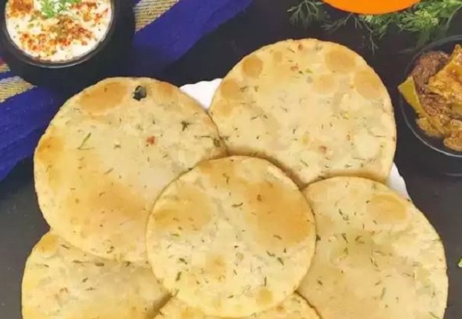 Breakfast Recipes: आज ब्रेकफास्ट में मनपसंद सब्जी के साथ ट्राई करें टेस्टी चावल की पूड़ी, ये है इसकी रेसिपी