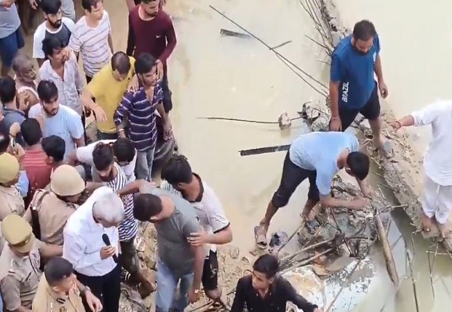 Video: मथुरा में पानी टंकी भरभराकर गिरी, दो लोगो की मौत, कई घायल