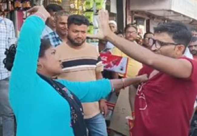 Viral video: पत्नी ने सरे बाजार बेरोजगार पति की कर दी पिटाई, कहा -“मेरी कमाई खाओगे तो मेरी बात ही माननी पड़ेगी..”